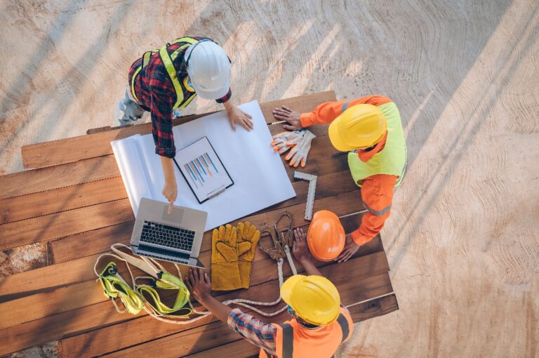 Ein Team aus Ingenieuren und Architekten arbeitet, bespricht, diskutiert, entwirft