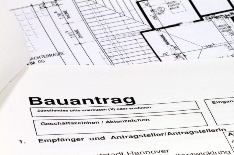 Papier mit der Aufschrift Bauantrag