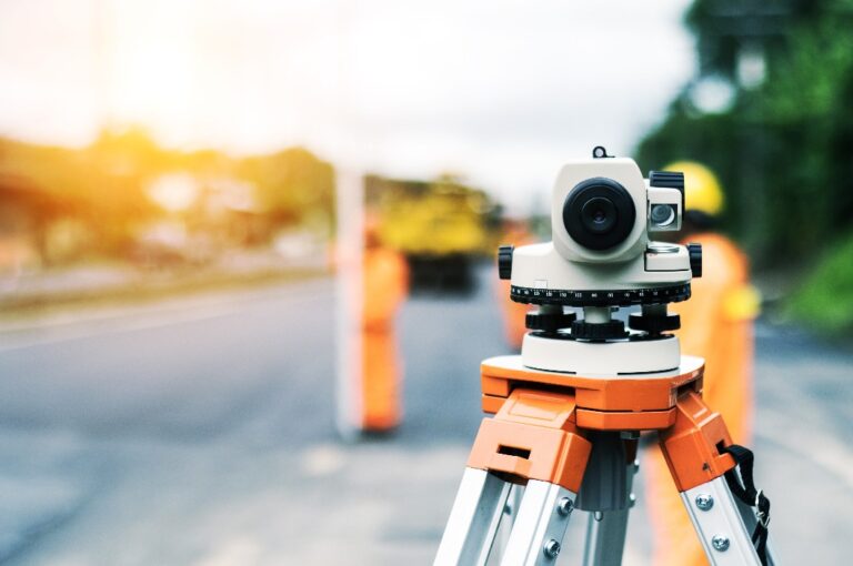 Fernrohr eines Vermessungsingenieurs auf einer neuen Straßenbaustelle