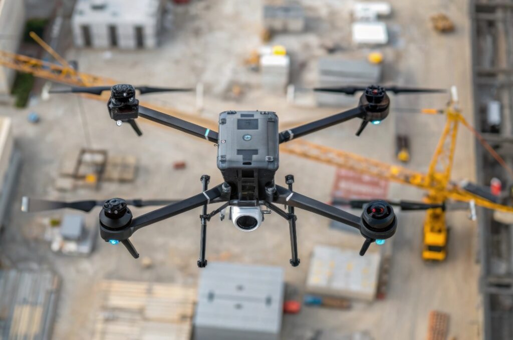 Nahaufnahme von Roboterdrohnen, die eine Baustelle überwachen