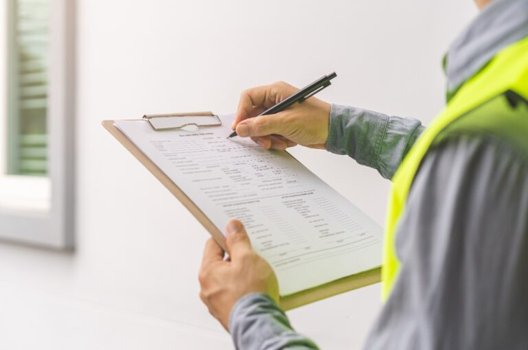 Gebäudeinspektion, asiatischer junger Mann, männlicher Inspektor